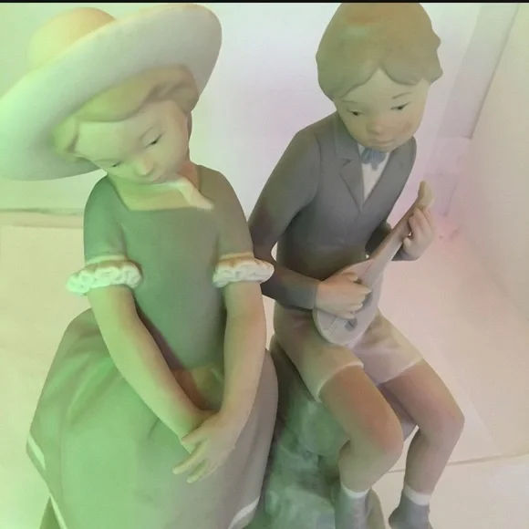 LLADRO ADOLESCENCE BOY GIRL MANDOLINE COURTING ROMANCE